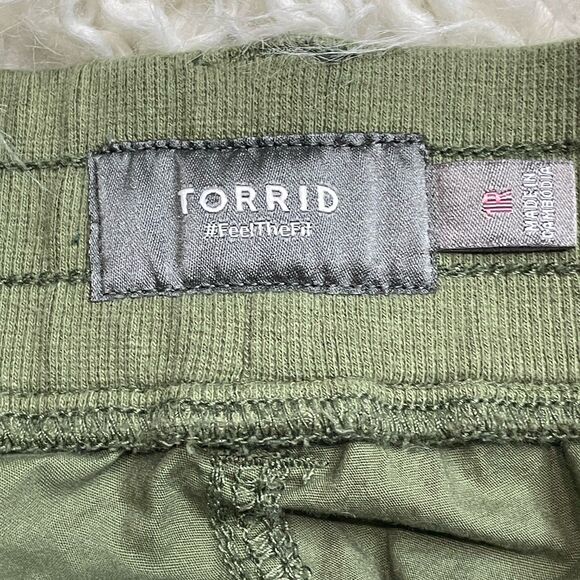 Torrid Women's Plus Size 1R Green Utility Bermuda Cotton Shorts - Picture 4 of 6